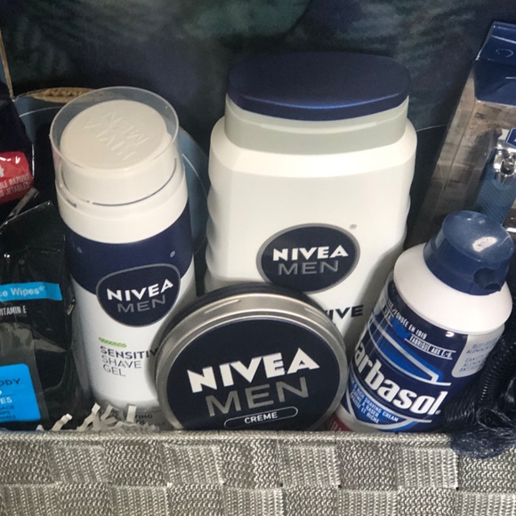 Men’s Ultra Soft Plaid Flannel Bath Robe w/NIVEA Body Wash, Loofah & Shave Gel - Picture 3 of 16